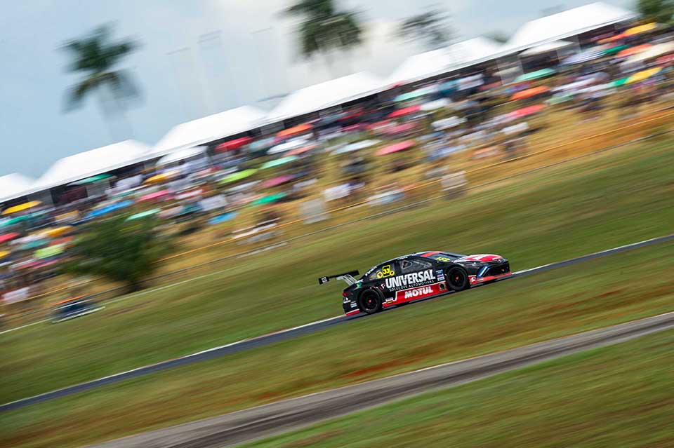 Nelson Piquet Jr é destaque colocando a Universal Soluções